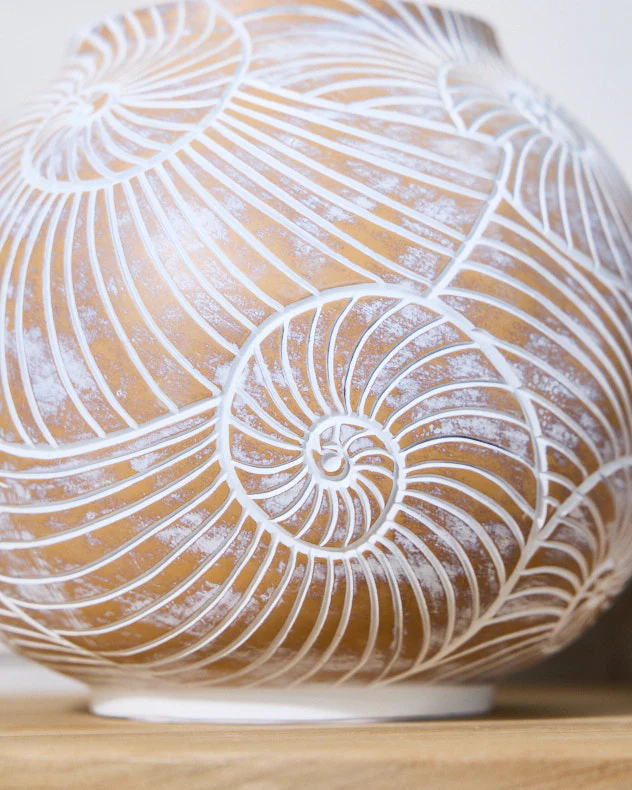 Oskola Round Shell Vase - Image 4
