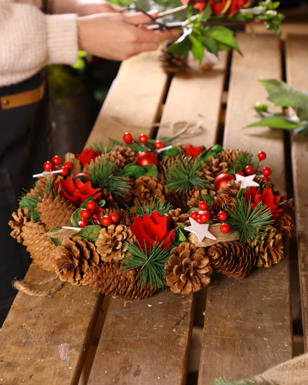 Stars & Roses Christmas Wreath 35cm - Image 5